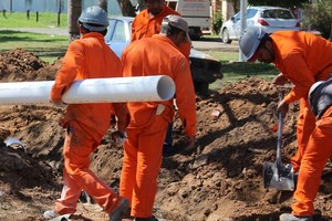 En tanto, en los próximos 90 días otras 150 familias de barrio Norte estarán en condiciones de contar con su conexión a cloacas. Esta obra ya está finalizada pero aún no habilitada porque hay que realizar las pruebas hidráulicas.