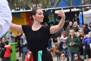 Durante la jornada se pudo disfrutar de shows en vivo de artistas locales, con la presencia de bailarines de Amigos X Siempre, Instituto W, Moni zumba, Super Arte, el grupo Adultos mayores, y las academias de Andrea Roxana, Anita, Mariela Losano y Aldana.