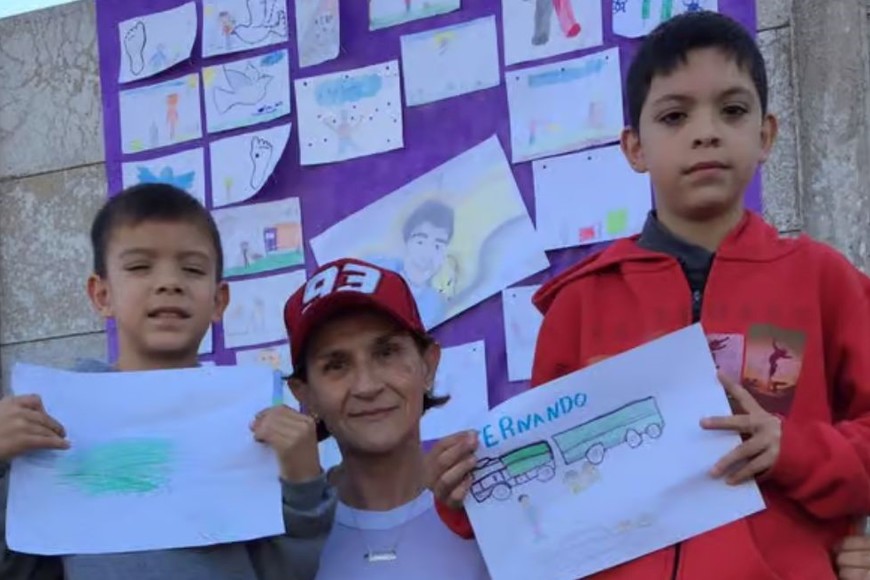 Excelente participación. Un nutrido grupo de niños se acercó a recordar al camionero de Villa Ocampo. Créditos: Gentileza