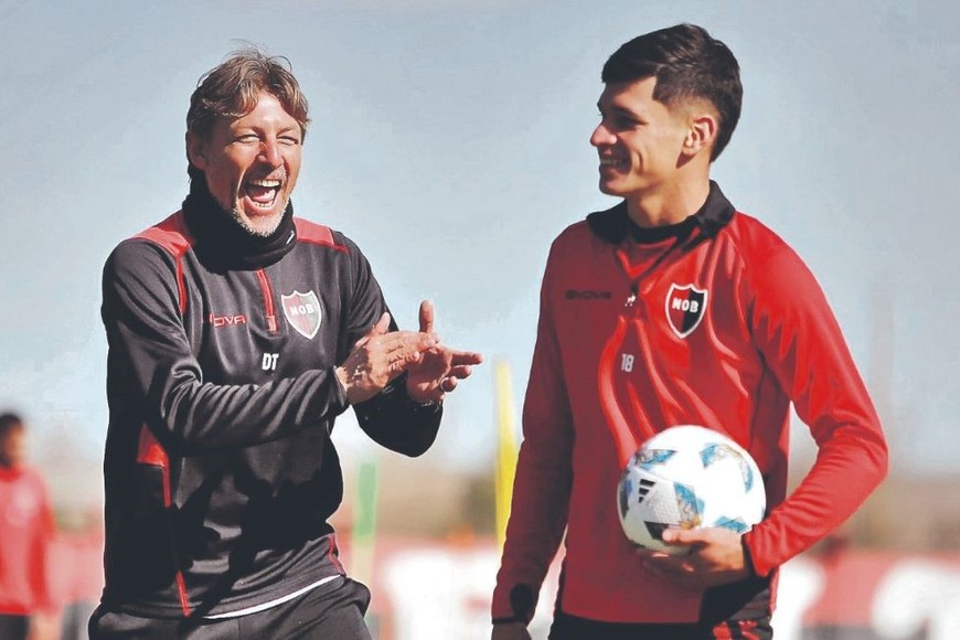 Heinze aplaude a Aguirre durante el entrenamiento de Newell's.