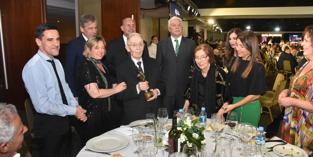Momento emotivo de El Brigadier: la entrega del premio a Luis Gilli Faudín
