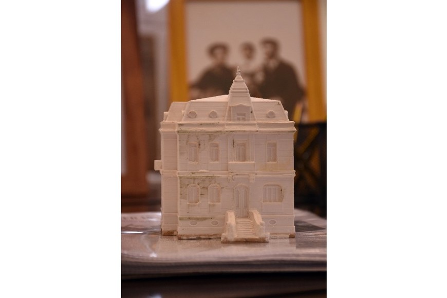 La maqueta de la casa en 3D sirve para que las personas ciegas puedan darse una idea de cómo es el edificio al que están entrando. Crédito: Guillermo Di Salvatore