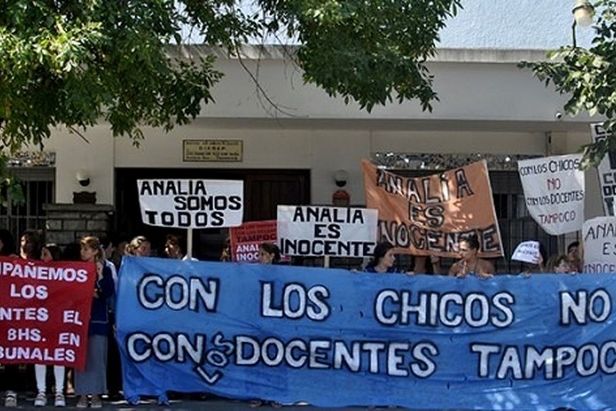 La acusación no es un problema individual, del o la docente acusados, sino de toda la escuela. Algunas familias se convencen de que los hechos inverosímiles sucedieron en el establecimiento escolar.