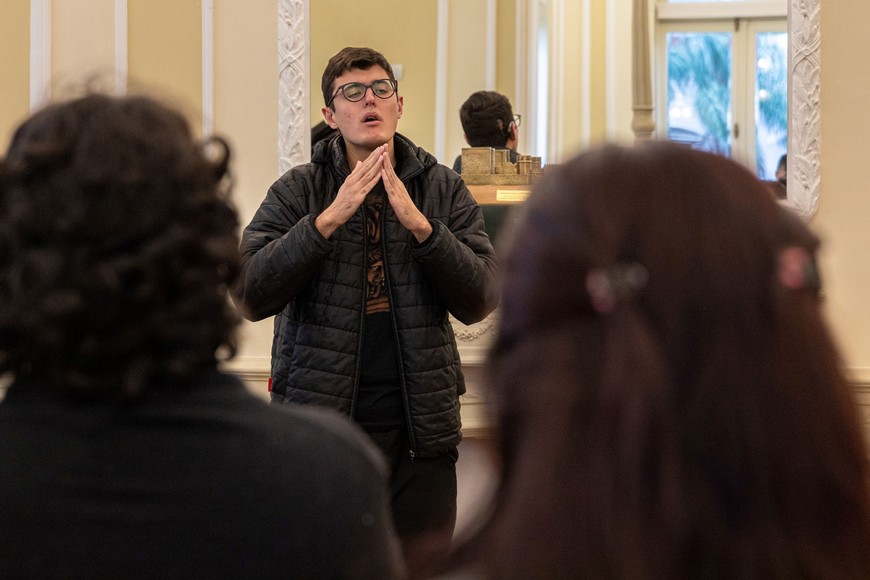 Enzo Chauderón, estudiante de turismo, es el encargado de las visitas guiadas con Lengua de Señas. Crédito: Gentileza Casa de los Gobernadores