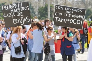 Solidaridad y apoyo. Manifestación de la comunidad educativa ante casos de docentes acusados por supuestos abusos sexuales contra menores en las escuelas, muchos de ellos inverosímiles.