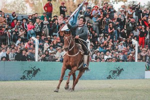 La imagen más esperada. El caballo y su jinete ante los ojos del público que se espera en gran número.