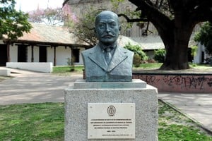 Busto que recuerda al historiador Manuel Cervera en la Plaza de las Tres Culturas. Su placa fue colocada esta semana por la Municipalidad de Santa Fe a instancias de la Junta Provincial de Estudios Históricos.