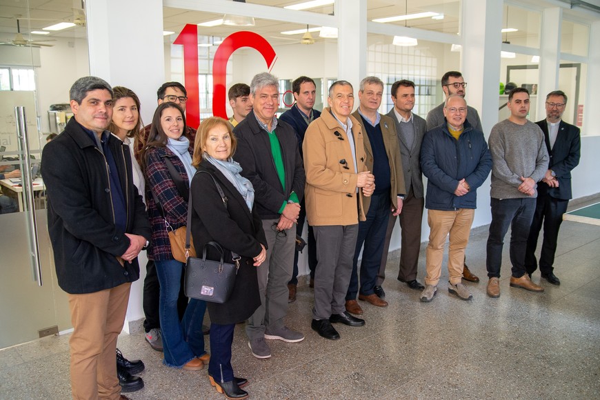 Funcionarios provinciales, representantes de entidades privadas, autoridades universitarias, egresados y docentes de la Licenciatura en Diseño Industrial estuvieron presentes en la demostración del nuevo equipamiento y espacios para la carrera.