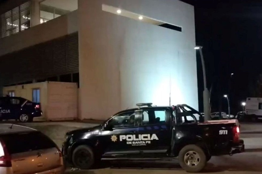 Una jovencita entregó un bebé cerca de una casilla policial