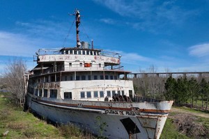 El actual dueño tiene un mega proyecto para acondicionar al barco a un ambicioso estadio de rugby. Crédito: Fernando Nicola