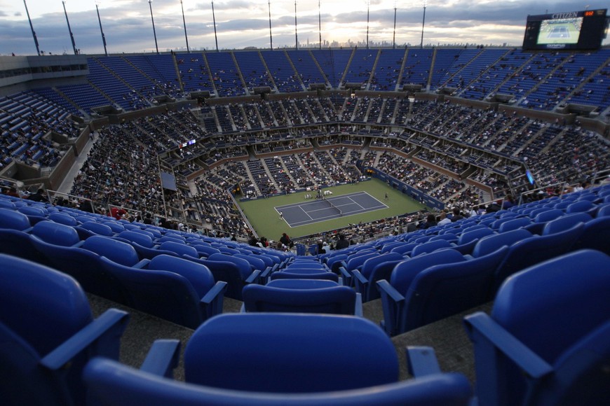 The top tier of seats in Arthur Ashe Stadium remain largely empty during the match between Mikhail Youzhny of Russia and Stanislas Wawrinka of Switzerland at the US Open tennis tournament in New York, September 9, 2010. REUTERS/Jessica Rinaldi (UNITED STATES - Tags: SPORT TENNIS) estados unidos  tenis tenistas torneo de tenis  Flushing Meadows Wawrinka vs. Youzhny