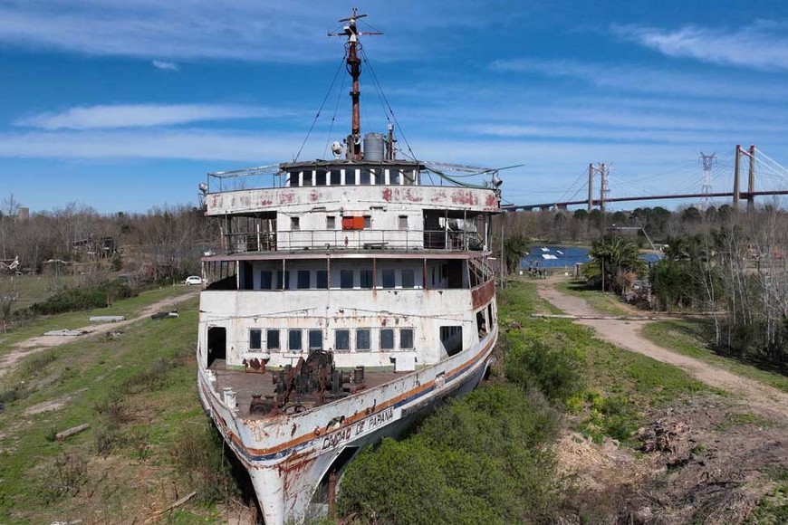 El imponente barco en su destino actual, en un predio cercano al puente Zárate Brazo Largo. Crédito: Fernando Nicola