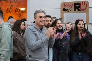 "Seguimos abonando la idea de ciudad universitaria con más cosas y dentro de las novedades que podemos decirles es que los primeros 500 anotados para pedir sus tarjetas van a tener 5.000 pesos en el débito para que lo puedan usar".
Foto: Municipalidad