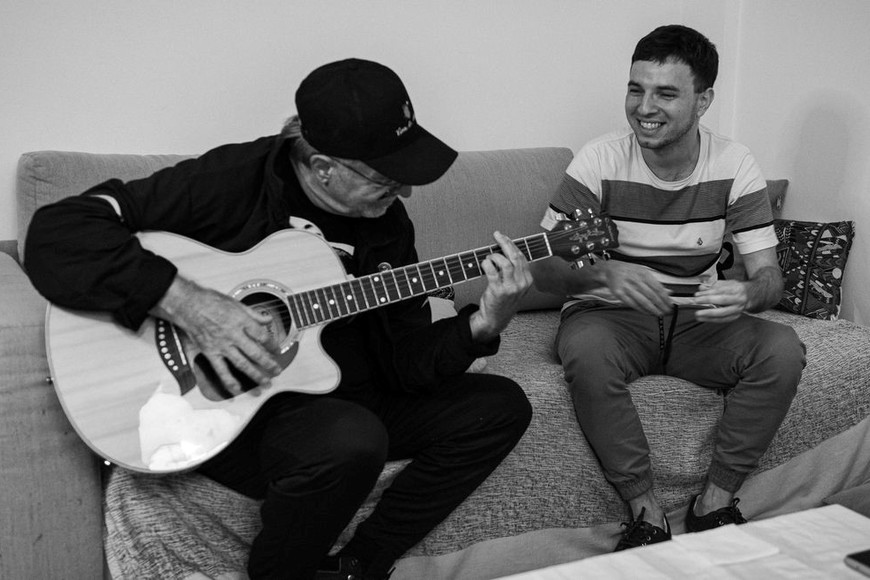 “En el fondo del mar” cuenta con la colaboración en voz y armónica del gran León Gieco, quien fue a grabar a la casa del joven artista, donde tiene su home studio. Foto: Gentileza