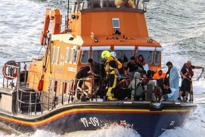 Un bote llega a Dover tras rescatar migrantes en el Canal de la Mancha. Créditos: Reuters
