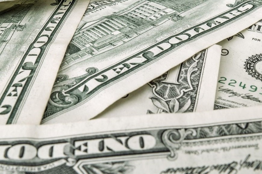 El dólar “blue” abre este lunes a $730.