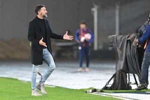 Cristian González, el DT tatengue, inquieto y activo adentro de la cancha, muy tranquilo y confiado afuera. Crédito: Archivo El Litoral.