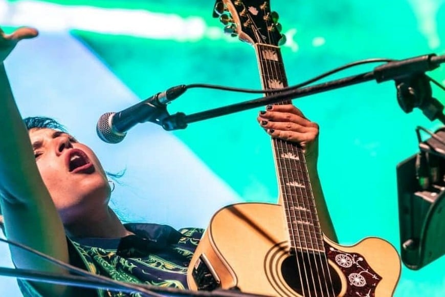 Candela Fernández es cantante, compositora nacida en la ciudad de Santa Fe. Desde 2019, lleva adelante su proyecto electro pop en formato duo set. Foto: Gentileza producción