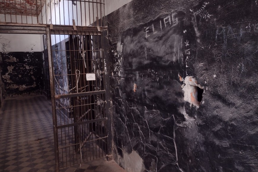 Del otro lado de este vano se realizaban torturas a los detenidos ilegales durante la dictadura.

El Litoral.