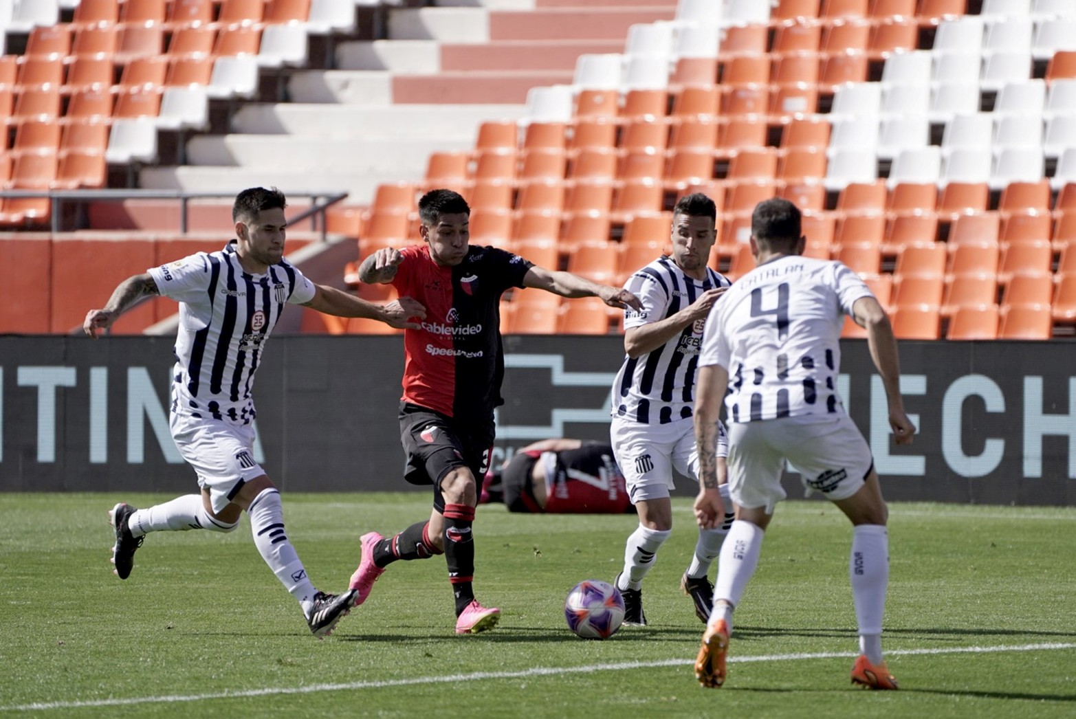 En el segundo tiempo, el partido inició muy intenso y se hizo de ida y vuelta.