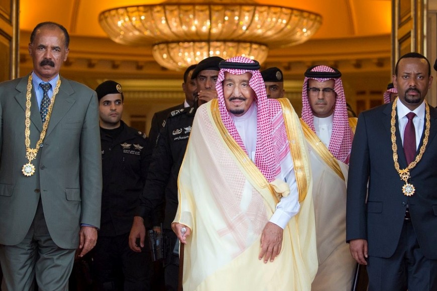 Saudi Arabia's King Salman bin Abdulaziz Al Saud (C), Ethiopia's Prime Minister Abiy Ahmed (R) and Eritrean President Isaias Afwerki pose for the camera during the ceremony to sign a peace agreement in Jeddah, Saudi Arabia September 16, 2018. Saudi News Agency/Handout via REUTERS ATTENTION EDITORS - THIS IMAGE HAS BEEN SUPPLIED BY A THIRD PARTY. NO RESALES. NO ARCHIVES. Arabia saudita rey Salman bin Abdulaziz Al Saud Abiy Ahmed Isaias Afwerki firma tratado de paz entre arabia saudita y eritrea