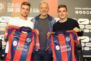¿El final de la novela?. Esta foto es del mes de junio de 2019, cuando San Lorenzo de Almagro presentaba públicamente el doble fichaje de los hermanos Mauro y Bruno Pittón. Recién ahora llegó el fallo a favor del Tate en primera instancia, por lo que la empresa de caución podría apelar y estirar los tiempos de cobro para el Tate.