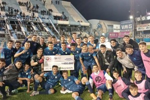 Con cheque en mano. Atlético de Rafaela ganó, pasó de fase y se enfrentará al sabalero. Crédito: La Opinión de Rafaela