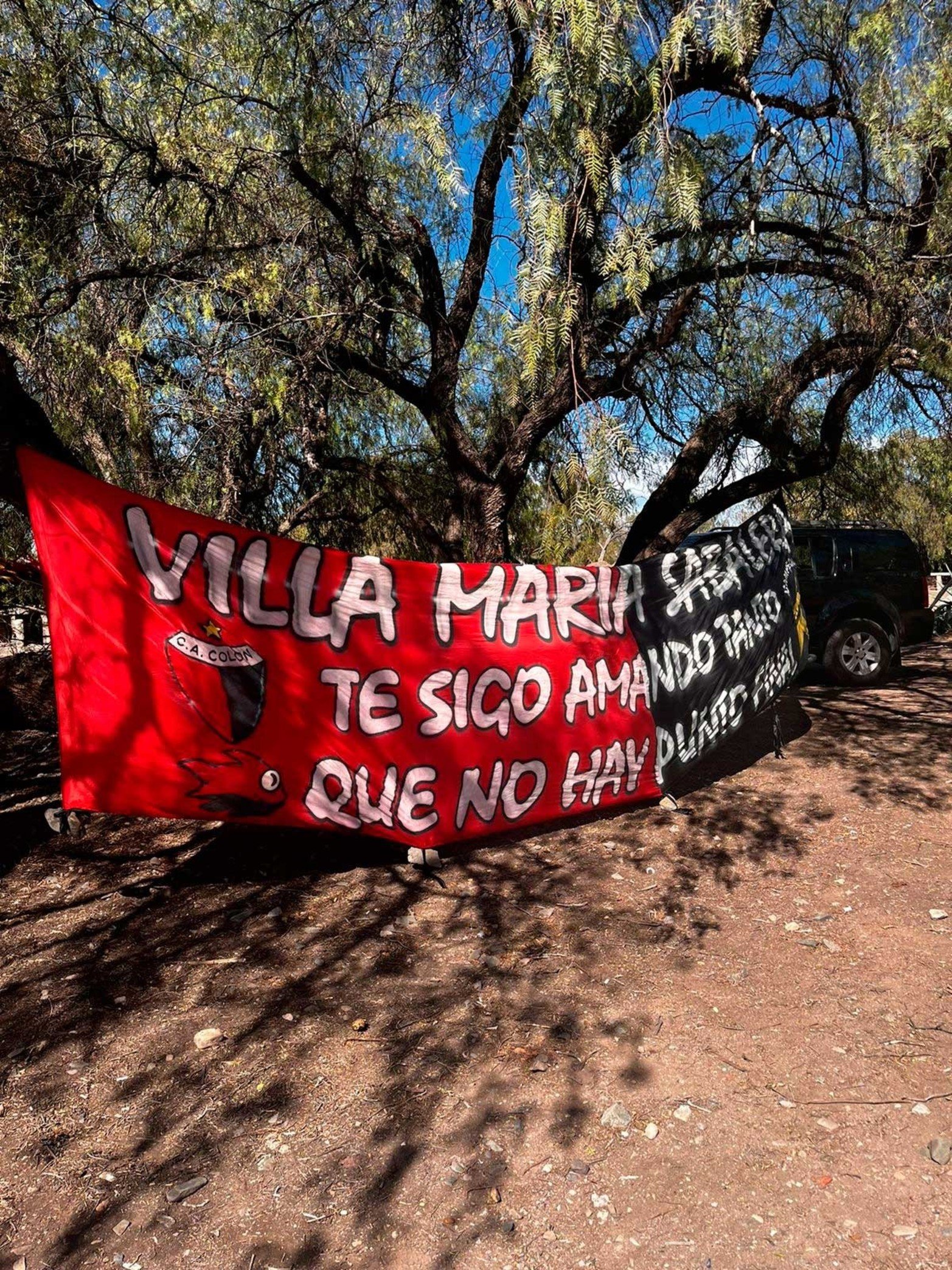 Alguna de las banderas que llevaron los hinchas de Colón