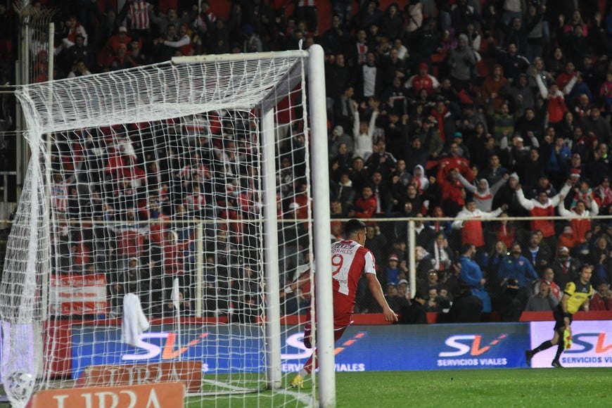 Dos postales: gol y beso. Gonzalo Morales, el día de su bautismo de fuego con la rojiblanca a bastones frente a Racing. Después, vino el doblete contra Estudiantes en UNO. El chico del momento. Crédito: Manuel Fabatía