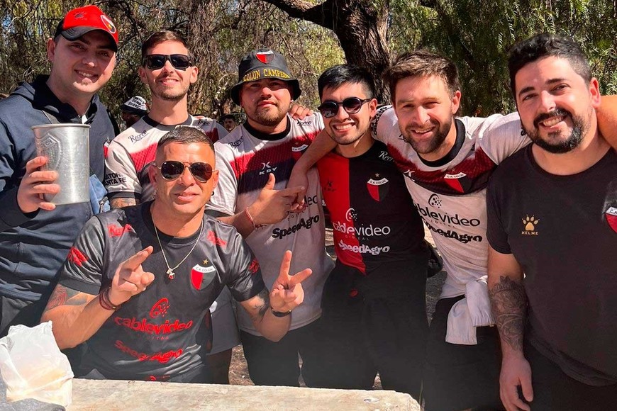 La previa de los hinchas de Colón en Mendoza 