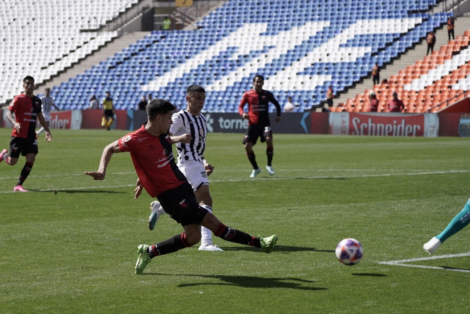 A los 40 minutos de la etapa inicial, Tomás Galván finalmente abrió el marcador a favor del Sabalero.