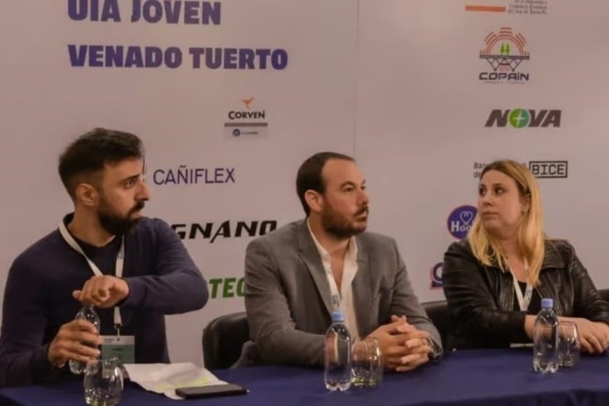 Santiago Aloisi, actual presidente de Cricex (centro), junto a Ramiro Hounau (Fisfe Joven) y Marysol Rodríguez (UIA Joven).