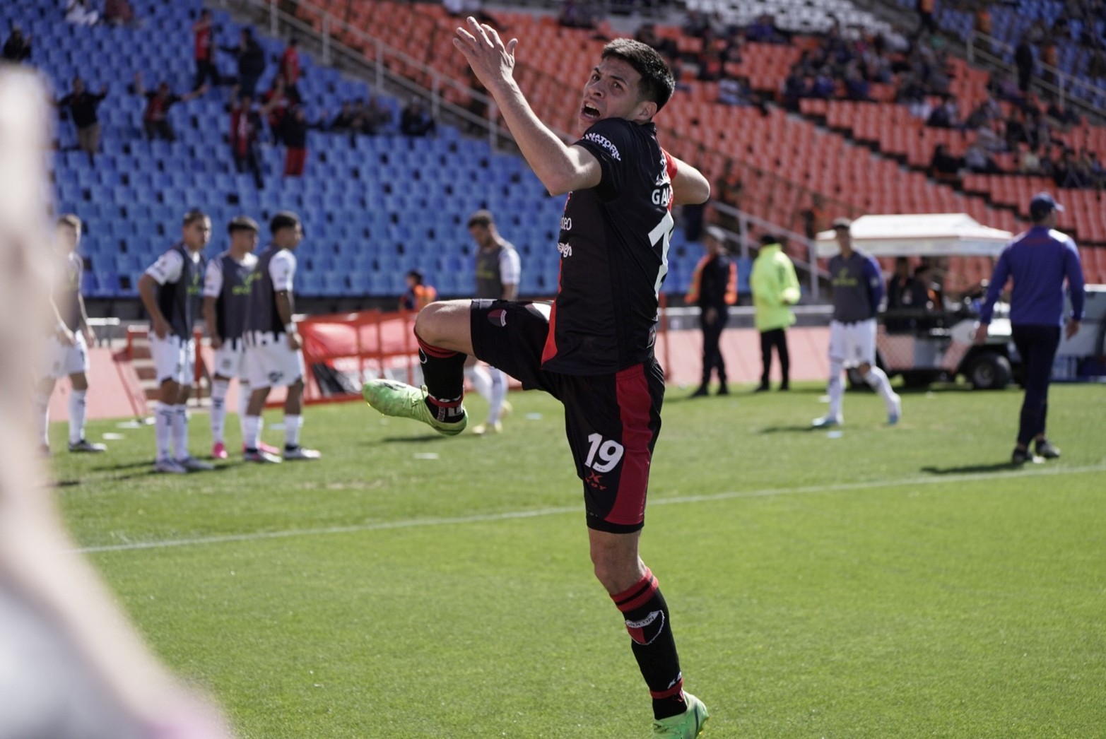 El volante, que está ratificando con goles la confianza que le dio el entrenador, definió con un remate que pasó entre las piernas del arquero.