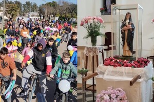 Por la mañana hubo una bicicleteada de la familia de la catequesis por las calles del pueblo y posterior visita a la Parroquia Santa Rosa de Lima.
