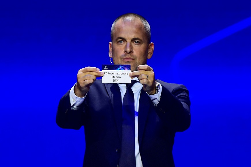 Soccer Football - Champions League - Group Stage Draw - Grimaldi Forum, Monaco - August 31, 2023
Former Chelsea player Joe Cole draws Inter Milan REUTERS/Massimo Pinca