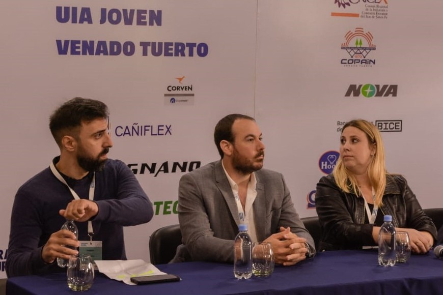 Santiago Aloisi, presidente de Cricex (centro), junto a Ramiro Hounau (Fisfe Joven) y Marysol Rodríguez (UIA Joven). Crédito: Gentileza.