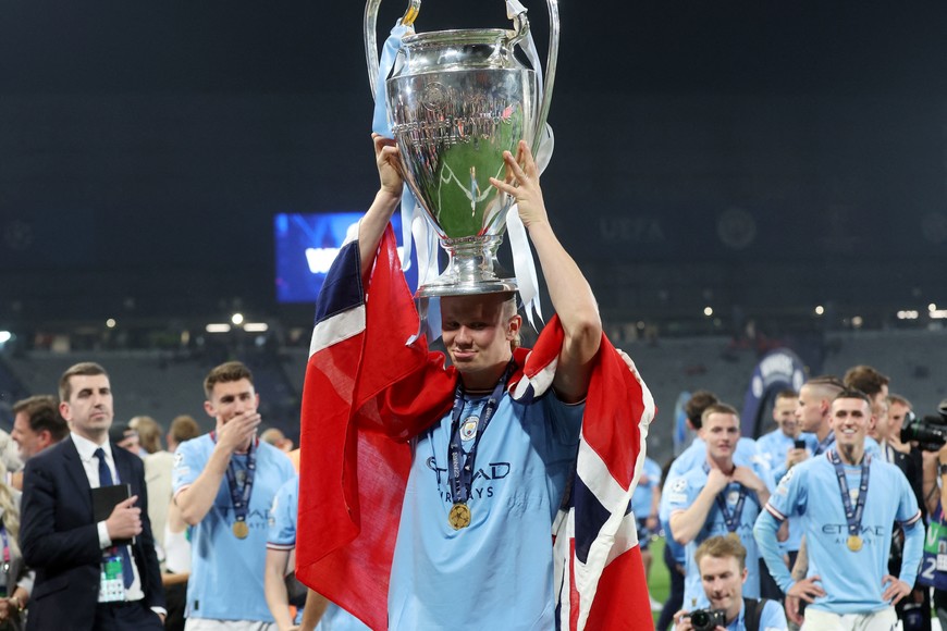 Soccer Football - Champions League Final - Manchester City v Inter Milan - Ataturk Olympic Stadium, Istanbul, Turkey - June 11, 2023
Manchester City's Erling Braut Haaland celebrates with the trophy after winning the Champions League REUTERS/Murad Sezer