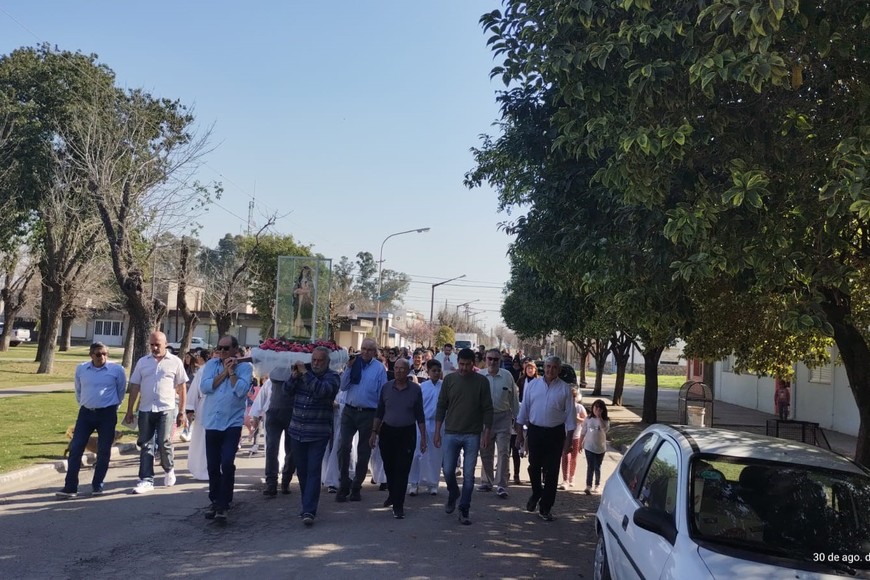 Procesión por las calles de la localidad.