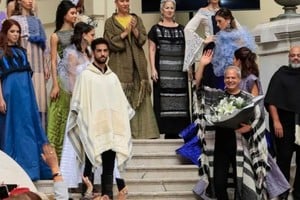 "Trabajamos con el propósito de incrementar y fomentar el conocimiento de nuestra cultura. Utilizamos géneros hechos con trazabilidad social, cultural y ambiental", indicó el diseñador.