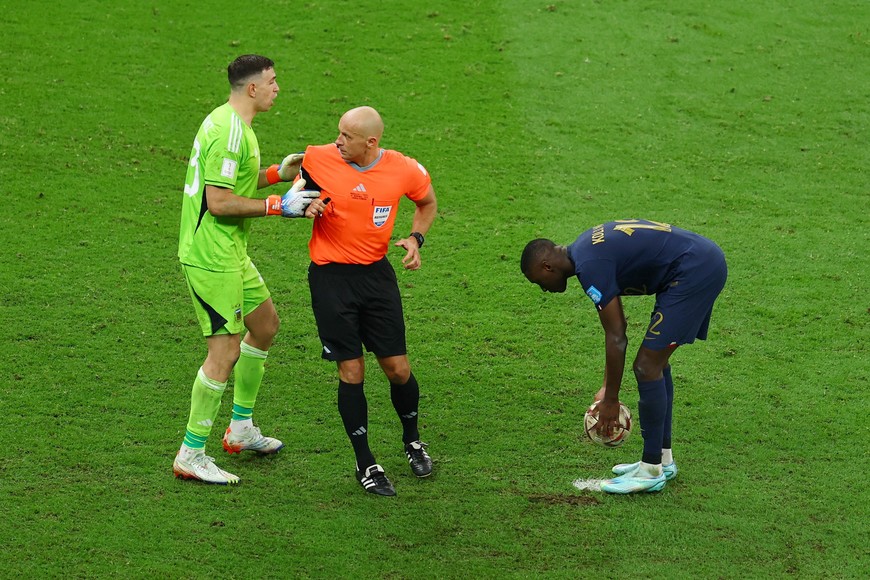 Soccer Football - FIFA World Cup Qatar 2022 - Final - Argentina v France - Lusail Stadium, Lusail, Qatar - December 18, 2022
Argentina's Emiliano Martinez reacts to France's Randal Kolo Muani during the penalty shootout REUTERS/Molly Darlington