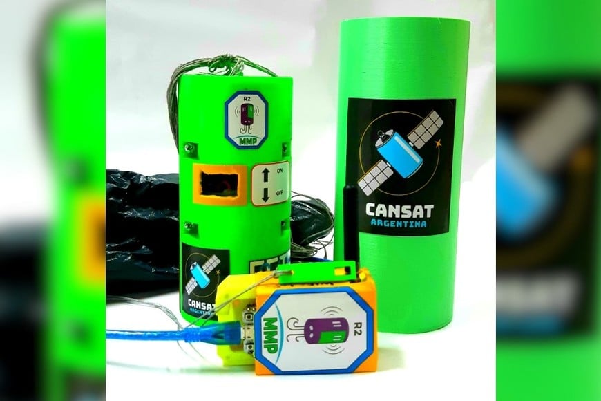 El R2. Una vez en el aire tomará datos de temperatura, presión atmosférica, humedad y niveles de monóxido de carbono en tiempo real y lo transmitirá a una estación terrena.