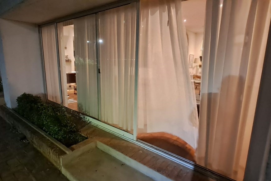 Para entrar forzaron los ventanales corredizos ubicados en la parte trasera del predio, que da a la laguna Setúbal. FOTO: El Litoral