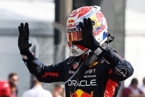 El vigente bicampeón del mundo derribó la marca de nueve triunfos en fila que el alemán Sebastian Vettel había conseguido, también con Red Bull, entre los GP de Bélgica y Brasil en 2013. Crédito: Reuters/Claudia Greco