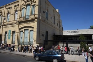 La demanda sobre efectores públicos se incrementa incluso entre quienes tienen "prepagas" y no pueden esperar turnos o hacer frente a los "copagos". Luis Cetraro