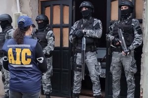 Un momento del allanamiento realizado en barrio Barranquitas.