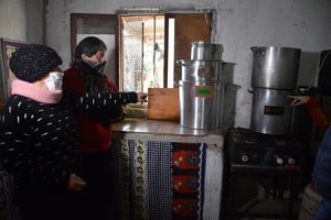 Ollas y más ollas. El registro gráfico es de plena pandemia. Allí, el comedor -en Gob. Menchaca al 9600- se puso la situación al hombro. Hoy sigue firme. Crédito: Archivo El Litoral / Guillermo Di Salvatore