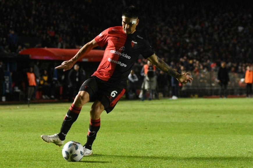 Paolo Goltz, el experimentado zaguero sabalero que se fue lesionado ante Huracán y todo indica que tendría un desgarro que lo marginará por dos o tres partidos por lo menos.  Créditos: Manuel Fabatía