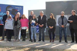 Perotti encabezó la entrega de 20 viviendas a docentes de San Javier y otorgó 26 escrituras a vecinos de la comunidad. Crédito: GSF