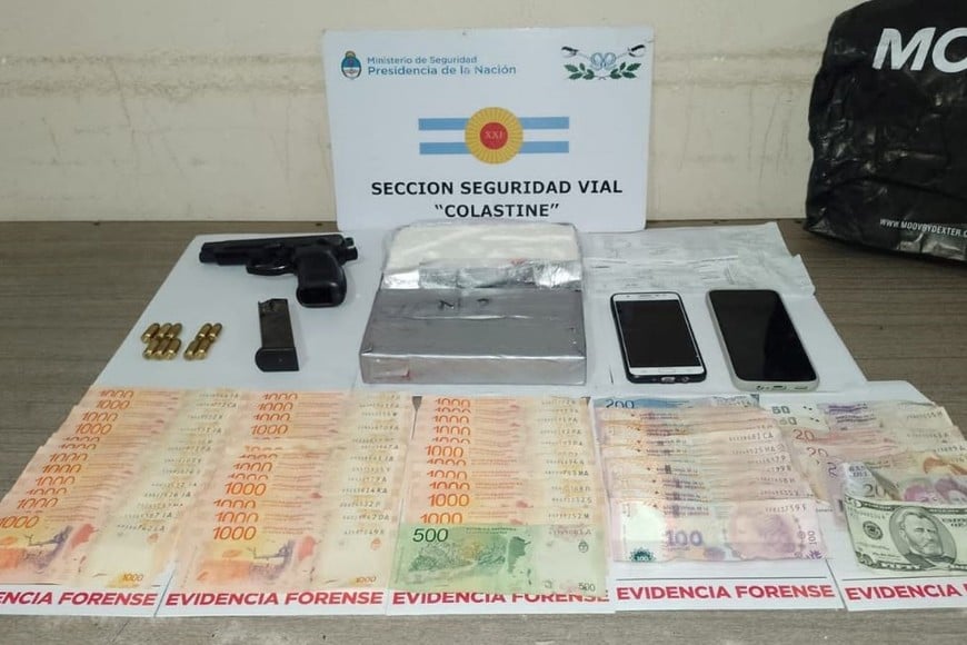 El "pasajero" llevaba consigo un arma de fuego; cocaína, dos teléfonos celulares y 38.260 pesos argentinos, 2.000 guaraníes y 50 dólares estadounidenses. Crédito:  El Litoral.