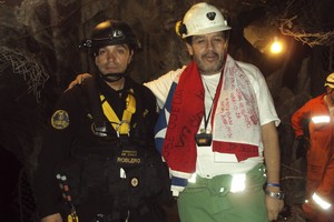 33 mineros rescatados chile derrumbe en mina de cobre san jose 33 mineros quedan atrapados en mina de cobre operativo rescate

Chilean trapped miner Luis Urzua (R), who was shift leader when the San Jose mine collapsed in early August, poses next to a rescuer before the start of the operation to hoist them to safety from the mine in Copiapo October 13, 2010, in this handout photo by the Chilean navy. Chile's 33 freed miners began their first weekend above ground since a rescue that gripped the world, but were keeping silent on many of the hellish details of their 69-day ordeal trapped deep in a mine. Picture taken October 13, 2010. REUTERS/Armada de Chile (CHILE - Tags: DISASTER BUSINESS) FOR EDITORIAL USE ONLY. NOT FOR SALE FOR MARKETING OR ADVERTISING CAMPAIGNS. THIS IMAGE HAS BEEN SUPPLIED BY A THIRD PARTY. IT IS DISTRIBUTED, EXACTLY AS RECEIVED BY REUTERS, AS A SERVICE TO CLIENTS chile copiapo Luis Urzua chile derrumbe en mina de cobre san jose 33 mineros quedan atrapados en mina de cobre imagen dentro de la mina
